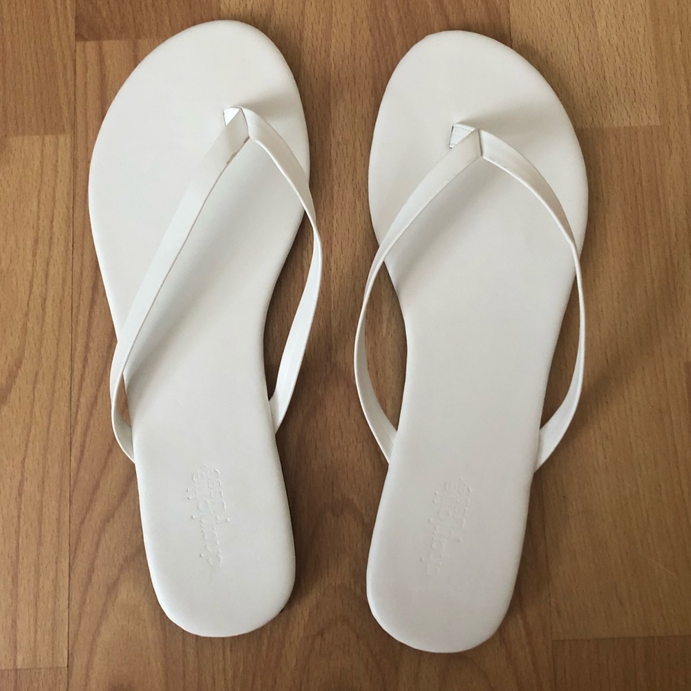 NWT Charlotte Russe White Flip Flops. Size 7.